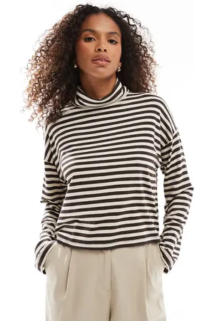 AWARE Top color crema y marrón a rayas con cuello vuelto de punto de -Gris