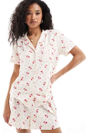 Loungeable Pijama de pantalones cortos y top con cuello de solapas, ribetes y estampado de cerezas y corazones de tejido muy suave de