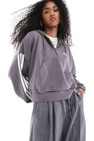 adidas Sudadera gris tierra con capucha, detalle de 3 rayas blancas y cremallera corta de felpa de rizo de adidas Essentials-Multicolor