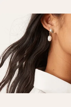 DesignB London Pendientes de botón dorados con diseño de concha y charm de perla de