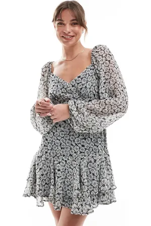 New Look Vestido corto blanco escalonado con estampado de margaritas y volantes de
