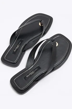 River Island Sandalias negras planas con tira de dedo de cuero de