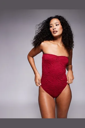 ASOS Bañador con escote palabra de honor de tejido texturizado Maria de -Rojo
