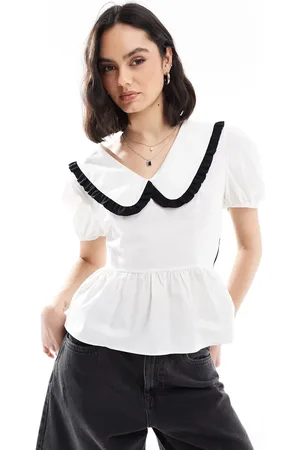 ASOS Camisa blanca con lazada en la espalda y detalle de solapas con volantes negros de