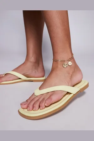 Public Desire Sandalias de dedo amarillas planas de