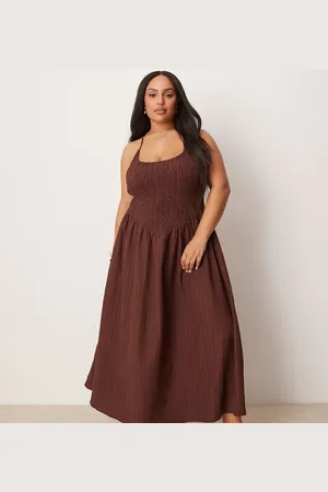 ASOS Vestido largo marrón con cuello ancho y tiras cruzadas en la espalda de tejido rugoso de ASOS DESIGN Curve