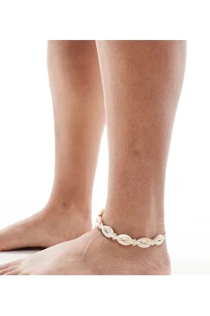ASOS Tobillera con diseño de conchas sintéticas y cuentas doradas de ASOS DESIGN Curve