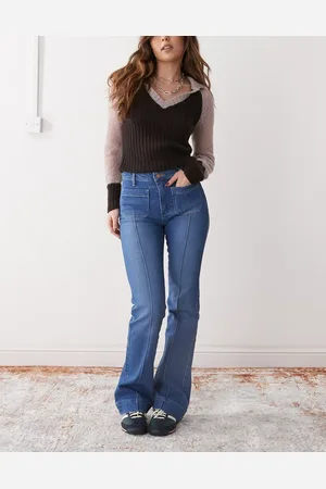 Wrangler Vaqueros de campana azul oscuro con lavado envejecido y costuras y bolsillos delanteros de