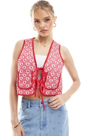 The Frolic Chaleco rojo guateado con patrón de corazones, estampado de rayas y flores, diseño reversible y lazadas delanteras exclusivo de -Multicolor