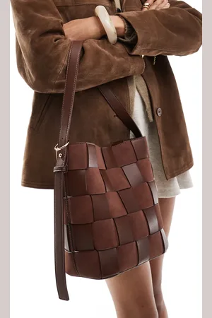 ASOS Bolso tote chocolate estilo bombonera con diseño entretejido de antelina y cuero sintético de