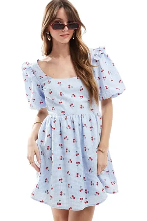 The Frolic Vestido corto azul fruncido de estilo babydoll con estampado de cuadros y cerezas, mangas abullonadas y volantes de sirsaca exclusivo de