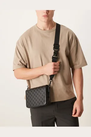 ASOS Bandolera negra con detalle de monograma en relieve de cuero sintético de