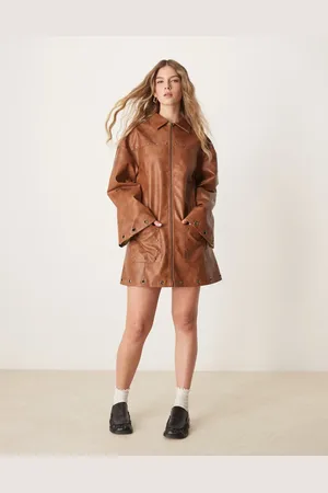 ASOS Vestido camisero corto color de poliuretano con detalle de ojales y tachuelas de metal de -Marrón