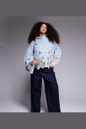 ASOS Camisa vaquera con lavado medio, diseño adornado con perlas e insertos de encaje de Curve