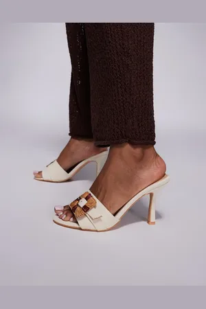 Public Desire Sandalias color estilo mules de tacón medio con hebilla Andria de -Blanco