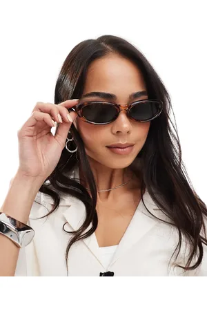 AJ Morgan Gafas de sol efecto carey con montura estrecha y envolvente y lentes verdes de