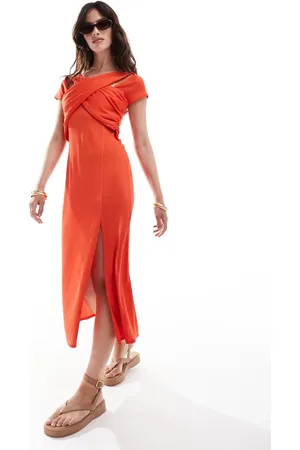 Closet Vestido midi rojo fuego con parte delantera cruzada de