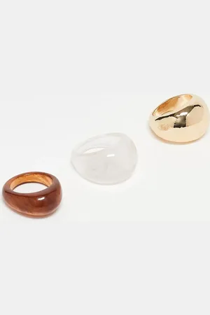 ASOS Pack de 3 anillos con diseños variados de resina y en tono dorado de