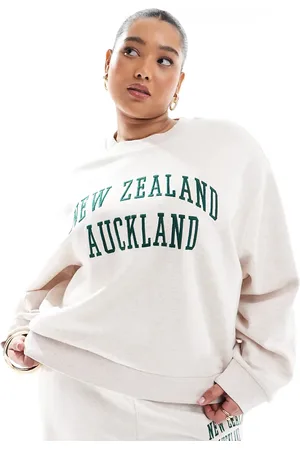 ASOS Sudadera color avena jaspeado con diseño gráfico "Auckland" bordado de ASOS DESIGN Curve-Marrón