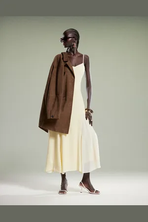 Forever New Vestido largo amarillo con diseño dividido de