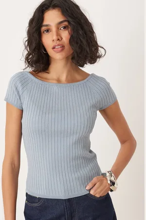 AWARE Top azul empolvado con escote Bardot y mangas de casquillo de punto acanalado de