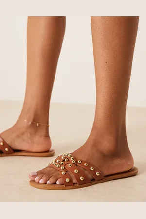 Glamorous Sandalias color planas con tachuelas de -Marrón