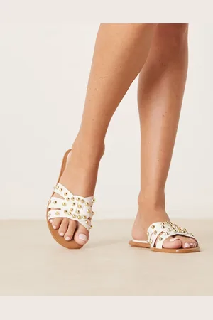 Glamorous Sandalias blancas planas con tachuelas de