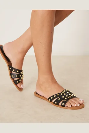 Glamorous Sandalias negras planas con tachuelas de