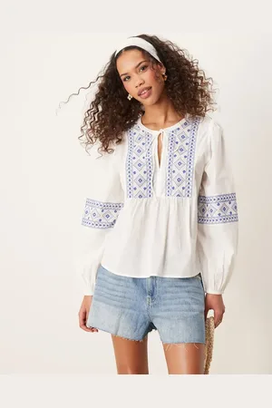 JDY Top con lazada delantera y detalles bordados de