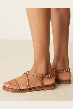 Glamorous Sandalias color planas con tachuelas de -Marrón