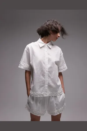 SNDYS Camisa blanca de manga corta con detalle de aplicación floral de mezcla de lino de (parte de un conjunto)