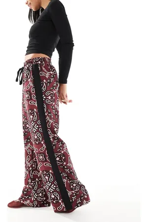 ASOS Pantalones rojo cereza oscuro sin cierres con panel en contraste y estampado de bandana de