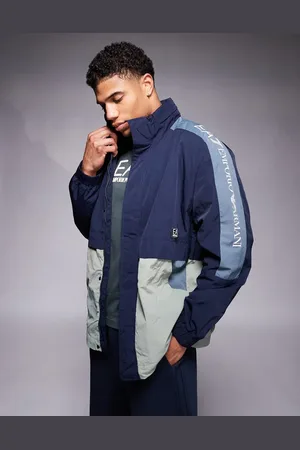EA7 Cortavientos azul marino con diseño de paneles y detalle de cinta del logo de Armani