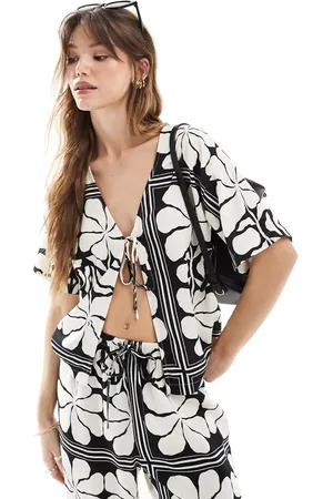 4th & Reckless Camisa playera blanca y negra con estampado floral, cuello de pico y lazada delantera de mezcla de lino de (parte de un conjunto)-Multicolor