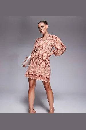 Forever New Vestido corto escalonado con estampado floral variado de -Rojo