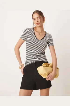 AWARE Camiseta a rayas monocromáticas con cuello de pico y ribete en contraste de -Blanco