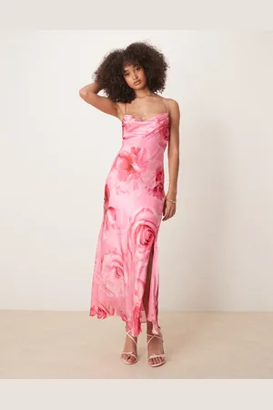 Forever New Vestido lencero largo rosa luminoso con estampado de rosas extragrandes de satén de