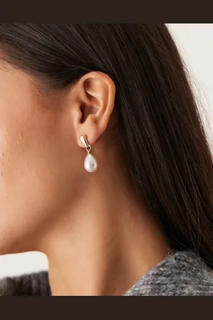 DesignB London Pendientes largos dorados minimalistas con colgante de perla de
