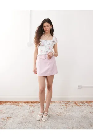 Miss Selfridge Minifalda rosa con cinturón de bouclé de