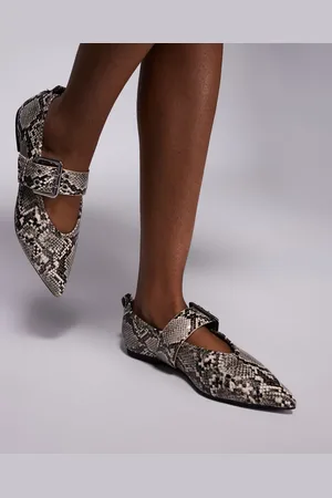 River Island Bailarinas con estampado de serpiente, puntera fina y detalle de hebilla de -Gris