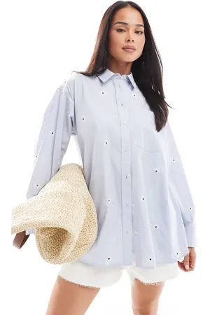 New Look Camisa azul con bordado de margaritas de
