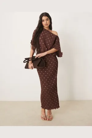 Never Fully Dressed Vestido semilargo marrón con hombro descubierto Tilly de
