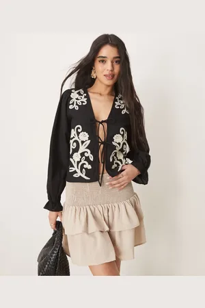 VILA Blusa negra con bordados florales en contraste y lazadas delanteras de -Negro