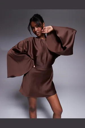 ASOS Mono corto color con detalle de falda y mangas murciélago estructuradas de -Marrón