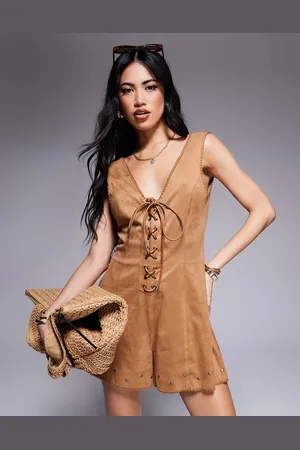 ASOS Mono corto con cordones y detalle de tachuelas de antelina de -Marrón
