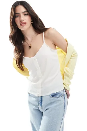 Pieces® Top blanco de tirantes con bajo ondulado de