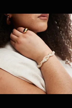 ASOS Pulsera con diseño de conchas sintéticas y cuentas doradas de ASOS DESIGN Curve