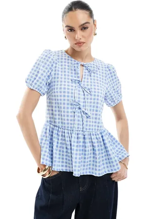 New Look Top a cuadros vichy azules con sobrefalda y lazada delantera de