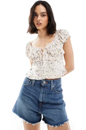 New Look Top de estilo mesonera con estampado floral, frunces y lazada delantera de -Blanco