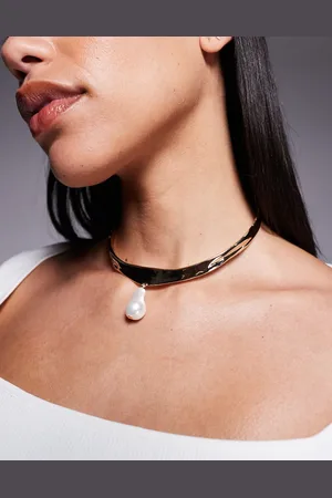 ASOS Gargantilla dorada rígida con perla sintética de